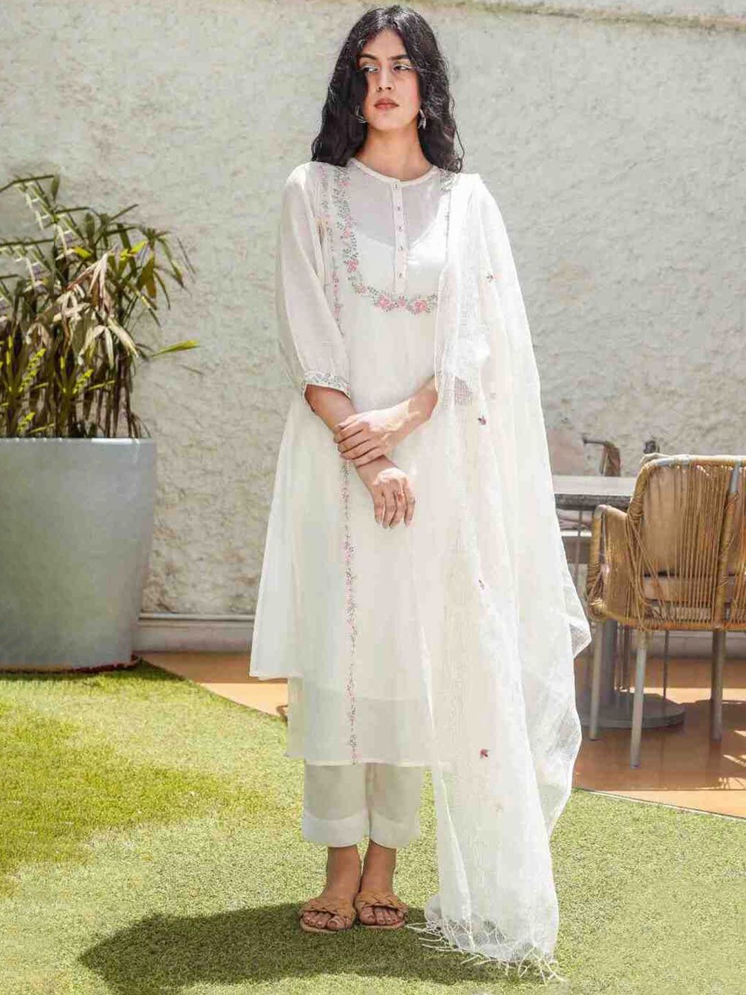 Women Floral Embroidered Thread Work Straight Kurta with Trouser